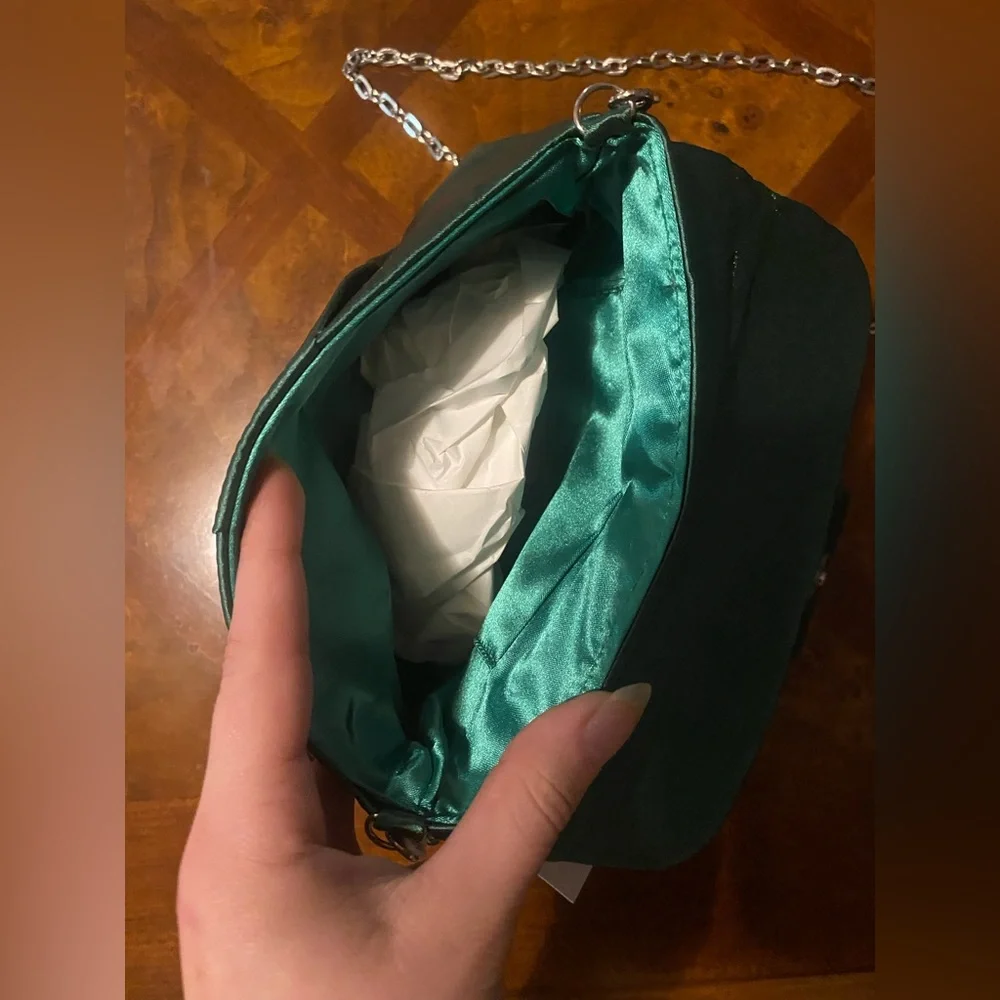 NWT-Elegant Green Satin Clutch with Chain Strap - Picture 4 of 12